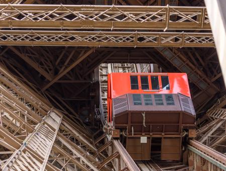 Ascenseur Nord de la tour Eiffel (c) Laurent Thion