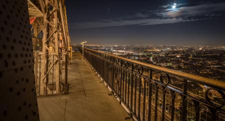 vue de nuit champs de mars tour eiffel